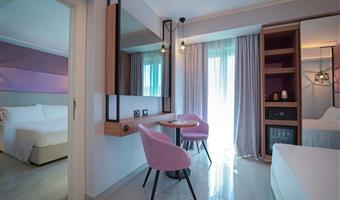 2 queen beds, non-smoking, family room, 2 connecting rooms, 2 bathrooms