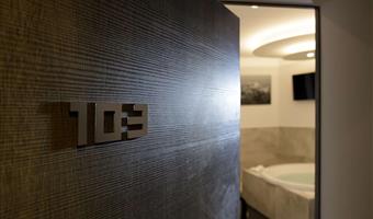 1 king bed, non-smoking, deluxe room, balcony, bathtub