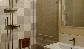 1 queen1 single, non-smoking, deluxe room