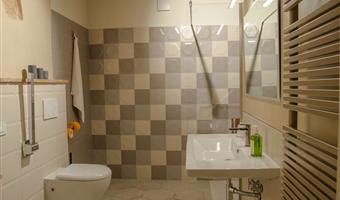 1 queen1 single, non-smoking, deluxe room