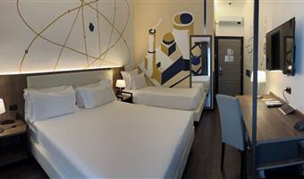1 queen and 1 single, non-smoking, comfort room, triple room