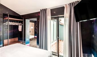 1 queen bed, non-smoking, superior room, mini bar, bathrobe and slippers, coffee and tea maker