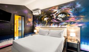 1 queen bed, non-smoking, junior suite, mini bar, bathrobe and slippers, coffee and tea maker