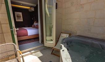 1 king bed, non-smoking, deluxe room, balcony, hot tub
