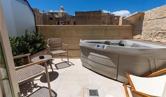1 king bed, non-smoking, deluxe room, balcony, hot tub