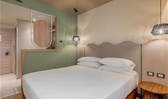 1 queen bed, non-smoking, superior room, twin on request