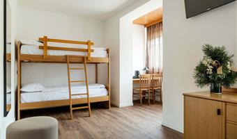 1 queen 1 bunk bed, non-smoking, family room, mountain view, shower only