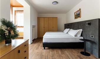 1 queen 1 bunk bed, non-smoking, family room, mountain view, shower only