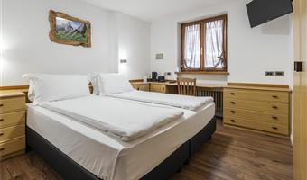 1 queen 2 single beds, non-smoking, family room, two bedrooms, mountain view, shower only