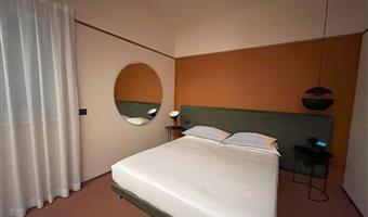 1 queen bed, non-smoking, standard room