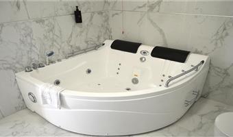1 queen bed, non-smoking, junior suite, balcony, hot tub, 2 bathrooms