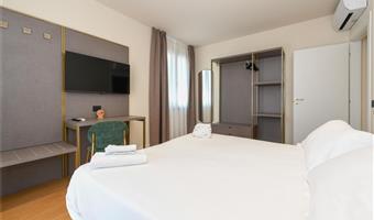 2 queen beds, non-smoking, annex building, family room, sofabed for one person
