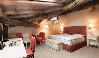 1 queen 2 single beds, non-smoking, superior room, family room, wall-to-wall carpeting