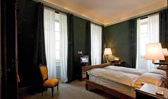 1 queen 2 single beds, non-smoking, superior room, family room, wall-to-wall carpeting