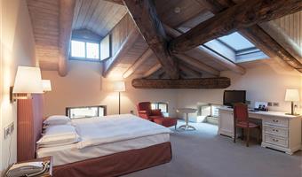 1 queen 2 single beds, non-smoking, superior room, family room, wall-to-wall carpeting