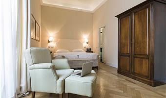 1 queen bed, non-smoking, deluxe room, view, convertible into two twin beds