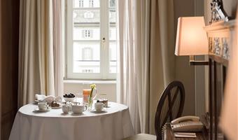 suite-1 queen bed, non-smoking, balcony, 2 flat screen tvs, view, parquet floor