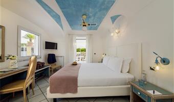 1 king bed, non-smoking, classic room, ground floor, patio