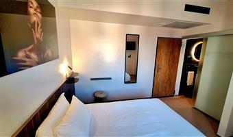 1 queen bed, non-smoking, standard room, convertible into two single beds
