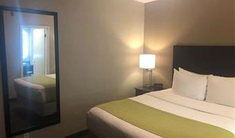 suite-1 cama de matrimonio grande, no fumador, sofá-cama para una persona, zona de estar, escritorio, nevera, wi-fi, desayuno completo