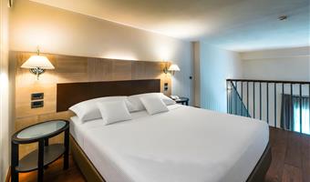 suite-1 cama de matrimonio grande, no fumador, habitación clásica, dos niveles, sala de estar, sofá