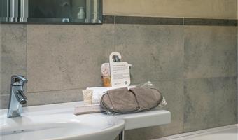 suite-1 cama de matrimonio grande, no fumador, habitación clásica, dos niveles, sala de estar, sofá