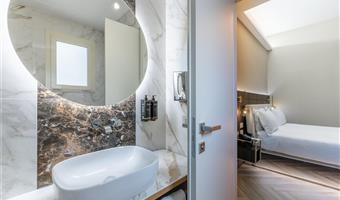 suite con una cama de matrimonio extragrande y 2 camas individuales., habitación familiar, dos dormitorios