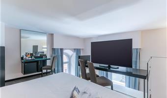 1 cama de matrimonio extragrande, suite junior, 40 metros cuadrados, habitación en dos niveles, zona de estar, wi-fi, cafetera y tetera, free room service, 1 botella de agua, albornoz y zapatillas, shopping card