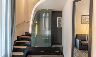 1 cama de matrimonio extragrande, suite junior, 40 metros cuadrados, habitación en dos niveles, zona de estar, wi-fi, cafetera y tetera, free room service, 1 botella de agua, albornoz y zapatillas, shopping card