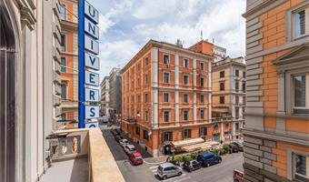 1 cama de matrimonio extragrande, suite junior, 40 metros cuadrados, habitación en dos niveles, zona de estar, wi-fi, cafetera y tetera, free room service, 1 botella de agua, albornoz y zapatillas, shopping card