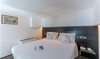 1 cama de matrimonio extragrande, habitación deluxe en dos niveles, wi-fi, cafetera y tetera, 1 botella de agua, albornoz y zapatillas, shopping card