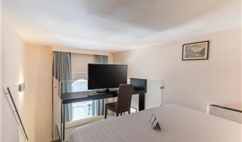 1 cama de matrimonio extragrande, habitación deluxe en dos niveles, wi-fi, cafetera y tetera, 1 botella de agua, albornoz y zapatillas, shopping card