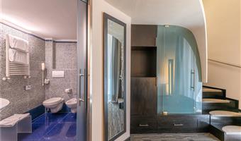 1 cama de matrimonio extragrande, habitación deluxe en dos niveles, wi-fi, cafetera y tetera, 1 botella de agua, albornoz y zapatillas, shopping card