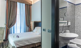 una cama matrimonial, habitación pequeña, cama francesa, wi-fi, cafetera y tetera