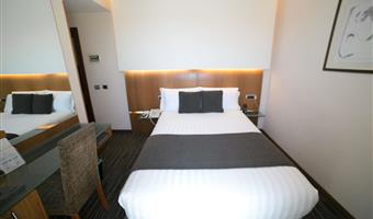 una cama matrimonial, habitación pequeña, cama francesa, wi-fi, cafetera y tetera