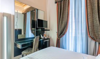 una cama matrimonial, habitación pequeña, cama francesa, wi-fi, cafetera y tetera