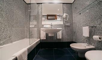 una cama matrimonial, habitación pequeña, cama francesa, wi-fi, cafetera y tetera