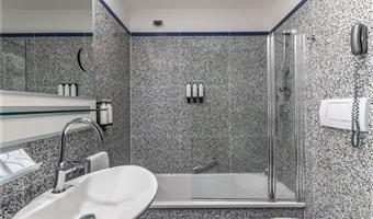 una cama matrimonial, habitación pequeña, cama francesa, wi-fi, cafetera y tetera