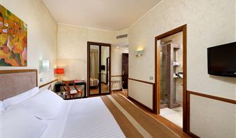 1 cama de matrimonio grande, habitación comodidad, dos camas individuales a petición de los interesados