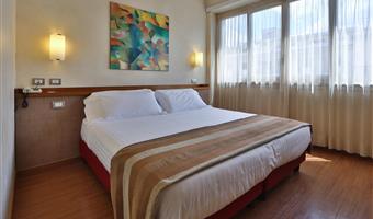1 cama de matrimonio grande, habitación comodidad, dos camas individuales a petición de los interesados