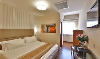 1 cama de matrimonio grande, habitación clásica, dos camas individuales a petición de los interesados