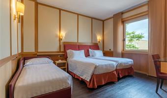 tres camas individuales, habitación comodidad, wi-fi, cafetera y tetera