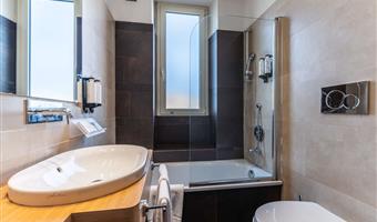 tres camas individuales, habitación comodidad, wi-fi, cafetera y tetera