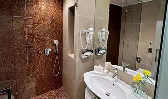 1 cama de matrimonio grande, habitación comodidad