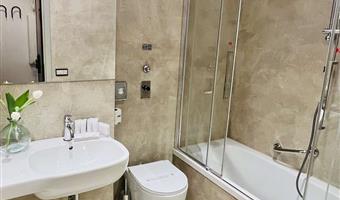 1 cama de matrimonio grande, habitación comodidad