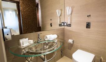 1 cama de matrimonio grande, habitación comodidad