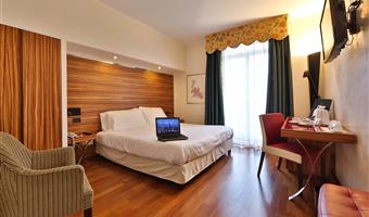 1 cama de matrimonio grande, habitación superior, minibar gratuito, salida más tarde de lo normal a las 14:00 horas