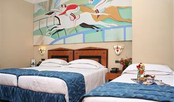 una cama de matrimonio extragrande y 2 camas individuales, habitación familiar