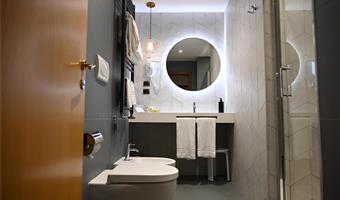 una cama de matrimonio extragrande y 2 camas individuales, habitación familiar