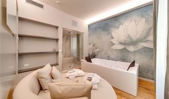 suite-1 cama de matrimonio extragrande, no fumador, jacuzzi, sala de estar, sofá, baño turco, utensilios para hacer té